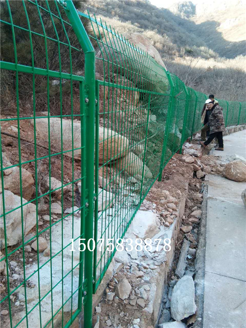 水庫(kù)隔離網(wǎng)安裝現(xiàn)場(chǎng)